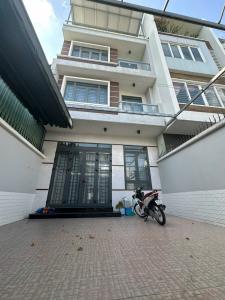 MẶT TIỀN KINH DOANH CHỢ ĐÊM HẠNH THÔNG TÂY - VIEW CÔNG VIÊN THOÁNG MÁT - HỢP ĐỒNG THUÊ 20 TRIỆU - CẦN BÁN GẤP.